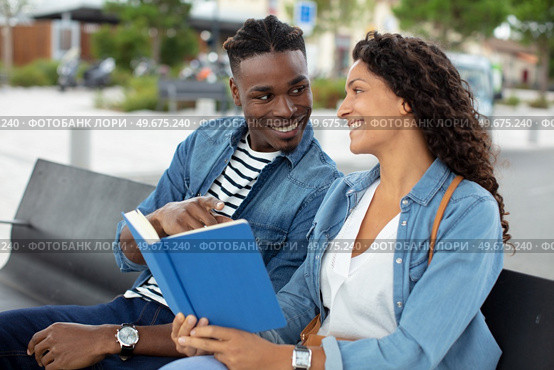 two lovers sitting on a bench in a park. Стоковое фото, агентство Ingram Publishing / Фотобанк Лори