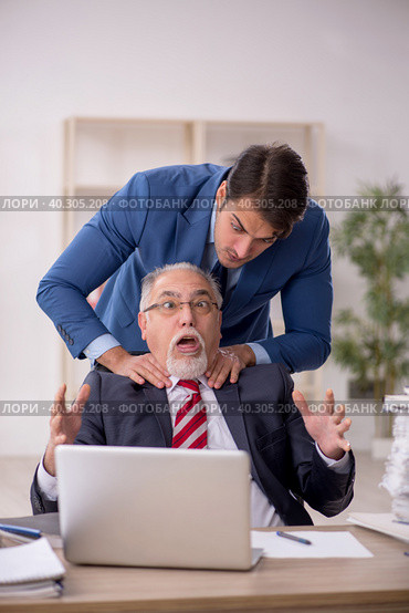Two male colleagues working in the office. Стоковое фото, фотограф Elnur / Фотобанк Лори