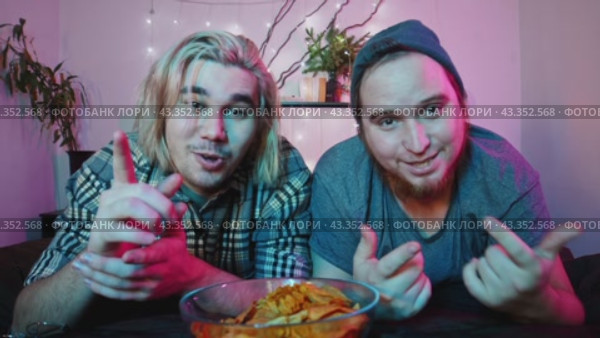 Two men are filming themselves and chatting with someone else through a video call. Стоковое видео, видеограф Strunov David / Фотобанк Лори