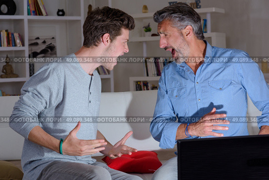 Two men screaming in excitement. Стоковое фото, агентство Ingram Publishing / Фотобанк Лори