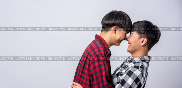 Two men who love each other happily hug each other. Стоковое фото, агентство Ingram Publishing / Фотобанк Лори