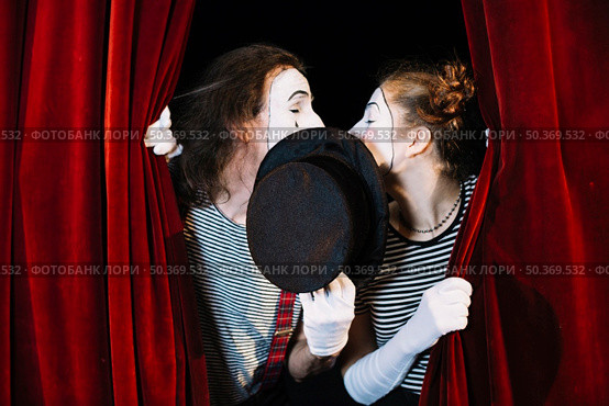 two mime artist standing curtain kissing. Стоковое фото, агентство Ingram Publishing / Фотобанк Лори