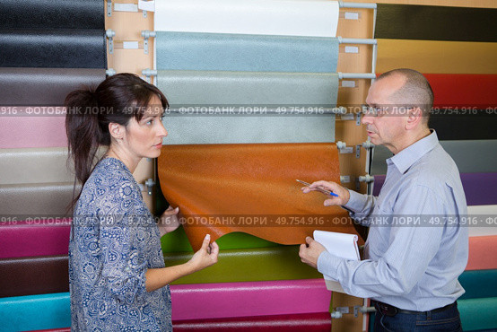 two people choosing a color from the sampler. Стоковое фото, агентство Ingram Publishing / Фотобанк Лори