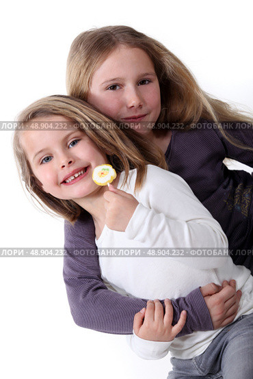 Two sisters hugging. Стоковое фото, агентство Ingram Publishing / Фотобанк Лори