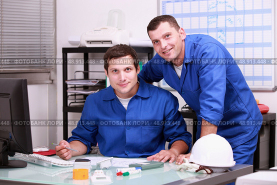 two technicians working in office. Стоковое фото, агентство Ingram Publishing / Фотобанк Лори