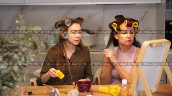 Two women curling their hair with curlers. Стоковое видео, видеограф Яков Филимонов / Фотобанк Лори