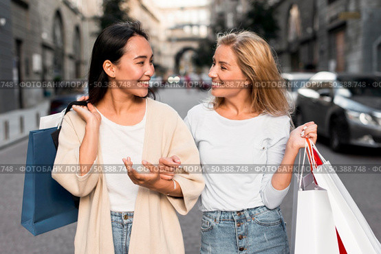 two women out city going shopping spree. Стоковое фото, агентство Ingram Publishing / Фотобанк Лори