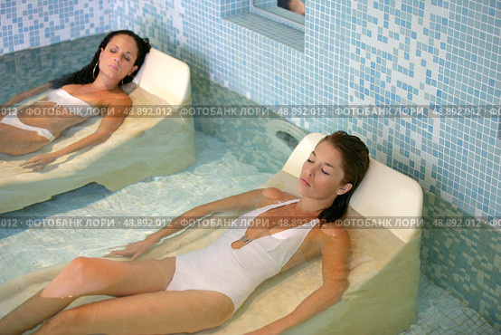 two women taking a special bath in a spa center. Стоковое фото, агентство Ingram Publishing / Фотобанк Лори