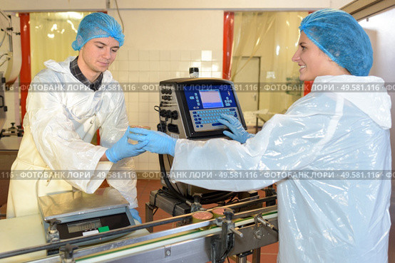 two workers on a food factory production line. Стоковое фото, агентство Ingram Publishing / Фотобанк Лори
