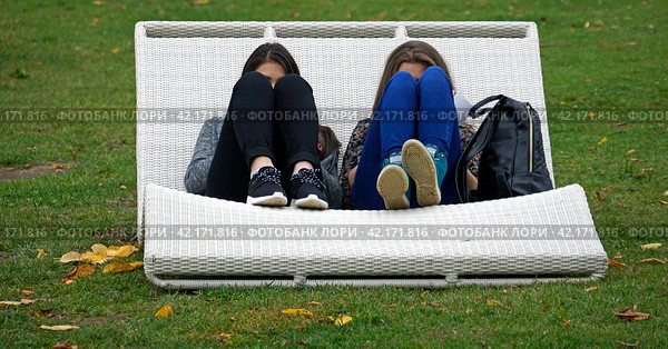 Two young girls students sit in a park on a bench, preparing for outdoor exams. Moscow, Gorky Park. Стоковое фото, фотограф Валерий Леонидович / Фотобанк Лори