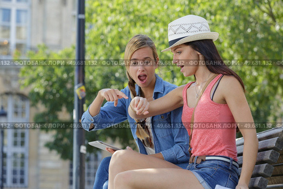 two young pretty women late. Стоковое фото, агентство Ingram Publishing / Фотобанк Лори