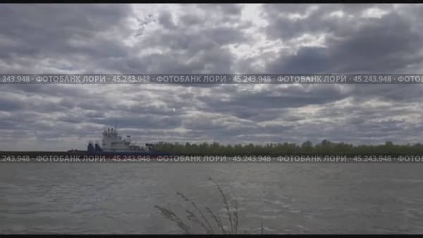 Тягач и баржа. Стоковое видео, видеограф Александр Карпенко / Фотобанк Лори