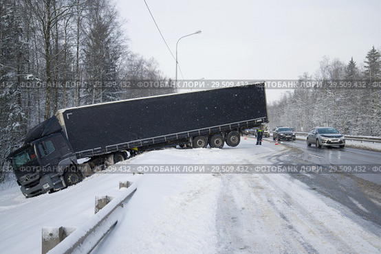 Тягач  Mercedes-Benz Axor 1836 с полуприцепом в кювете в мартовский снегопад. Ленинградская область (2018 год). Редакционное фото, фотограф Виктор Карасев / Фотобанк Лори