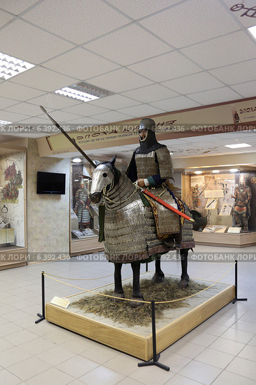 Тяжеловооруженный воин на коне, Омский краеведческий музей (2014 год). Редакционное фото, фотограф Алексей Гусев / Фотобанк Лори