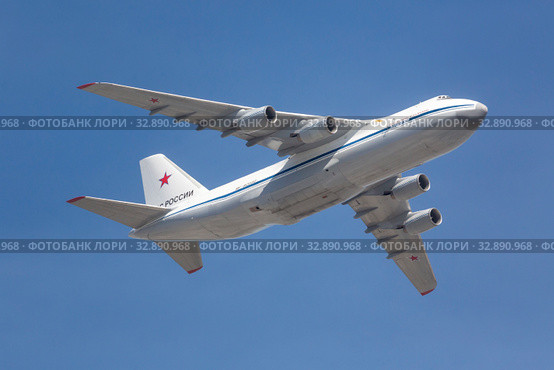 Тяжёлый дальний транспортный самолёт 4-го поколения Ан-124-100 "Руслан" (бортовой номер RF-82032) разработки ОКБ имени О. К. Антонова в полете (2015 год). Редакционное фото, фотограф Николай Винокуров / Фотобанк Лори