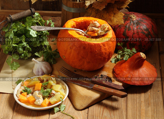 Тыква с мясом и овощами, приготовленная целиком в духовке. Стоковое фото, фотограф Марина Володько / Фотобанк Лори