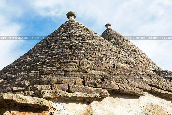 Typical conical stone roof of a house - trullo in Alberobello, Puglia, Italy (2019 год). Стоковое фото, фотограф Лариса Гордеева / Фотобанк Лори