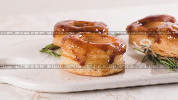 Typical Portuguese pastry Glorias, tender puff pastry topped with handmade caramel candy and special sugar syrup. Стоковое фото, агентство Ingram Publishing / Фотобанк Лори