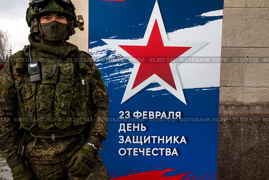 У арки главного входа на ВДНХ арт-объект «Стражи Отечества во все времена» в рамках празднования 23 февраля, который охраняют часовые в традиционной форме российской армии разных лет, в городе Москве, Россия (2020 год). Редакционное фото, фотограф Николай Винокуров / Фотобанк Лори