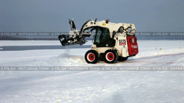 Уборка снега в городе (2013 год). Редакционное видео, видеограф FotograFF / Фотобанк Лори