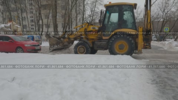Уборка улиц от снега трактором. Стоковое видео, видеограф Галина / Фотобанк Лори