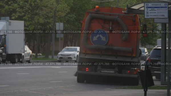 Уборочная техника чистит дорогу города. Редакционное видео, видеограф Семён Прудий / Фотобанк Лори