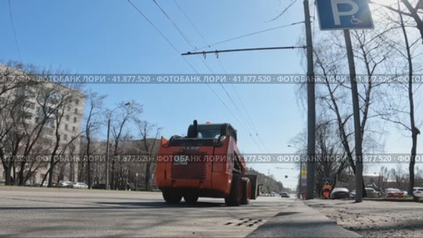 Уборочная   техника на улицах Москвы (2023 год). Редакционное видео, видеограф Галина / Фотобанк Лори