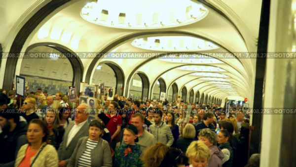 Участники акции "Бессмертный полк" на станции метро Маяковского 9 мая 2015 года. Редакционное видео, видеограф Виктор Тараканов / Фотобанк Лори