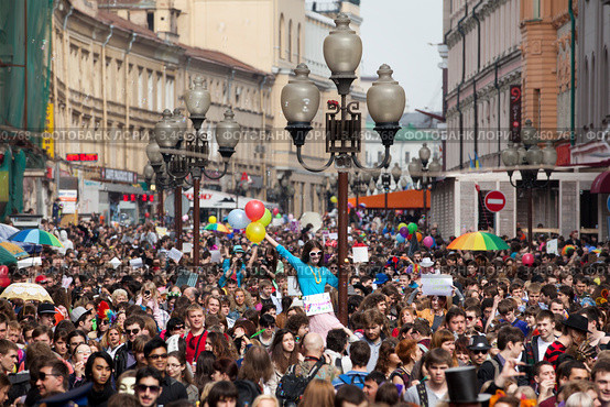 Участники флешмоба "Дримфлеш 2012" на Старом Арбате, Москва, Россия. Редакционное фото, фотограф Николай Винокуров / Фотобанк Лори