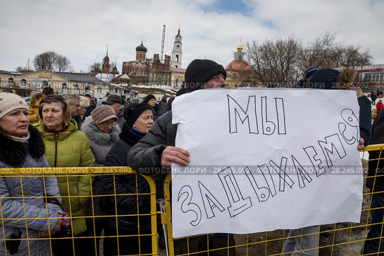 Участники митинга против полигона твердых бытовых отходов "Ядрово" на площади в центре города Волоколамска на фоне Волоколамского кремль, Московская область, Россия, 1 апреля 2018. Редакционное фото, фотограф Николай Винокуров / Фотобанк Лори