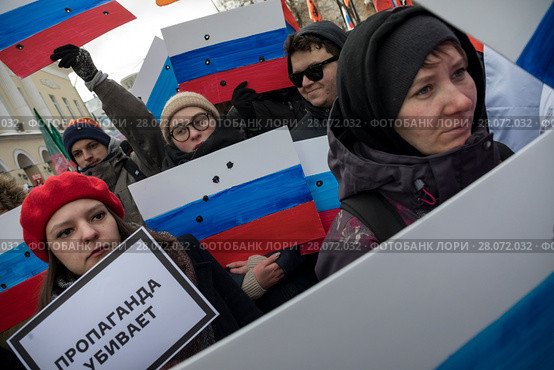 Участники многотысячного марша по бульварам города Москвы в третью годовщину с момента убийства политика Бориса Немцова, Россия, 25 февраль 2018. Редакционное фото, фотограф Николай Винокуров / Фотобанк Лори