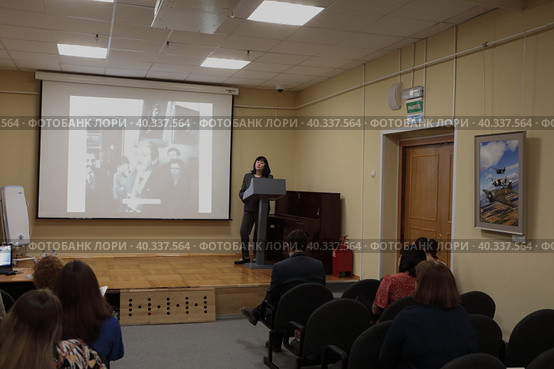 Участники научной конференции в музее Обороны Москвы, выступает Елистратова Елена Викторовна (2023 год). Редакционное фото, фотограф Дмитрий Неумоин / Фотобанк Лори