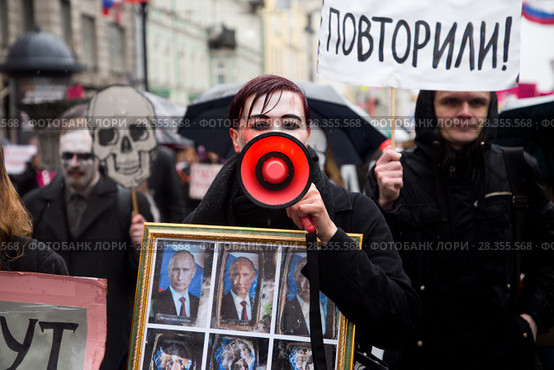 Участники первомайской демонстрации, посвященной Дню международной солидарности трудящихся. Партия мёртвых.  Активистка Варвара Михайлова. Санкт-Петербург. (2018 год). Редакционное фото, фотограф Евгений Кашпирев / Фотобанк Лори