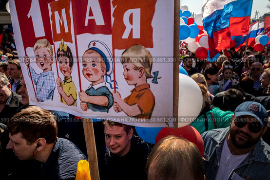 Участники первомайской демонстрации профсоюзов, посвященного Дню международной солидарности трудящихся и празднику Весны и Труда, на Красной площади в городе Москве, Россия, 1 мая 2019. Редакционное фото, фотограф Николай Винокуров / Фотобанк Лори
