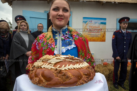 Участники Пятого международного фестиваля "Казачья станица Москва" в музее-усадьбе "Коломенское" встречают гостей хлебом-солью, Россия (2015 год). Редакционное фото, фотограф Николай Винокуров / Фотобанк Лори