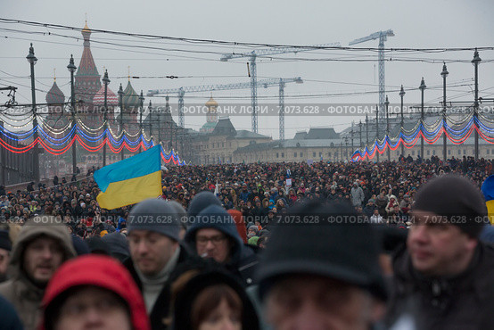 Участники траурного шествия в память о политике Борисе Немцове, убитом в ночь на 28 февраля на Большом Москворецком мосту в центре города Москвы (2015 год). Редакционное фото, фотограф Николай Винокуров / Фотобанк Лори