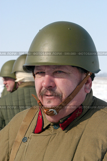 Участники военно-исторического клуба в форме бойца РККА в каске и телогрейке (2006 год). Редакционное фото, фотограф Виктор Филиппович Погонцев / Фотобанк Лори