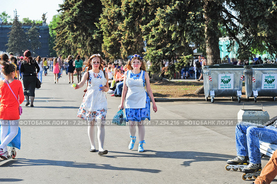 Участницы фестиваля мыльных пузырей Dreamflash 2014 на ВДНХ. Редакционное фото, фотограф Алёшина Оксана / Фотобанк Лори