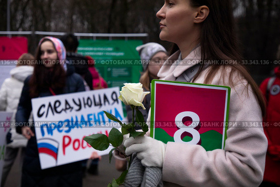 Участницы митинга в честь Международного женского дня за женскую солидарность и борьбу за права в Гайд-парке "Сокольники" города Москвы, Россия. Митингующие выступают в поддержку закона, защищающего женщин от домашнего насилия, за равноправие, против сексизма, объективации и политических преследований (2020 год). Редакционное фото, фотограф Николай Винокуров / Фотобанк Лори