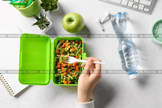 Ученик вкусно обедает на светлом фоне. Стоковое фото, фотограф Pixel_shot / Фотобанк Лори
