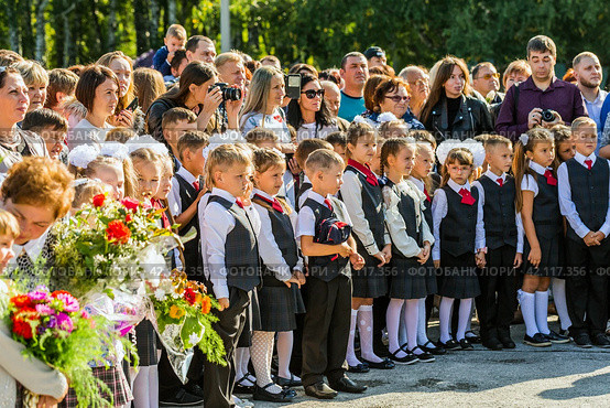 Ученики и родители на школьной линейке 1 сентября. Бердск, Новосибирская область, Западная Сибирь. (2019 год). Редакционное фото, фотограф Евгений Мухортов / Фотобанк Лори