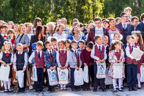Ученики и родители на школьной линейке 1 сентября. Бердск, Новосибирская область, Западная Сибирь. (2019 год). Редакционное фото, фотограф Евгений Мухортов / Фотобанк Лори