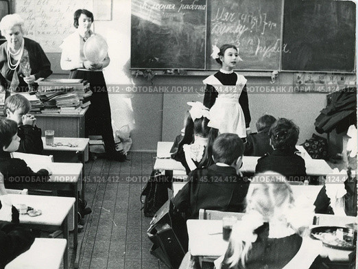Ученица отвечает у доски на уроке русского языка, 1960-70-е гг. Стоковое фото, фотограф Retro / Фотобанк Лори