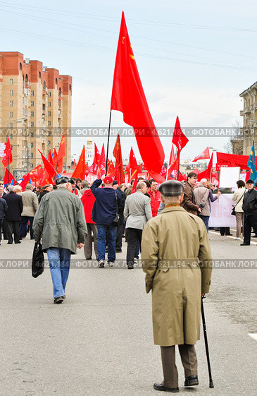 Удаляющаяся демонстрация КПРФ 1 мая 2013 года. Редакционное фото, фотограф Алёшина Оксана / Фотобанк Лори