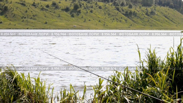 Удочка на берегу водоёма. Стоковое видео, видеограф Александр Басов / Фотобанк Лори