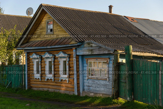Uglich, Yaroslavl region, Russia, September 2, 2020: Old wooden house with carved wooden platbands on windows on Proletarian street. Редакционное фото, фотограф Алексей Антипов / Фотобанк Лори