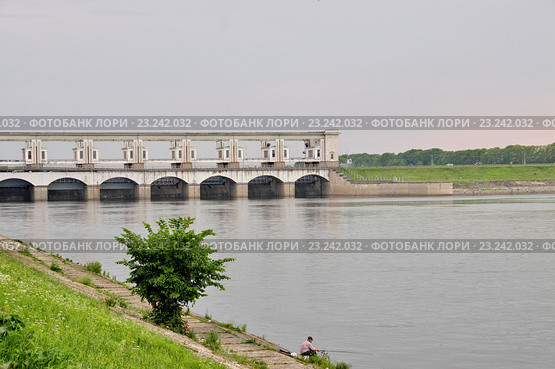 Угличская гидроэлектростанция (ГЭС) на Волге, водосбросная плотина (2016 год). Редакционное фото, фотограф Илюхина Наталья / Фотобанк Лори
