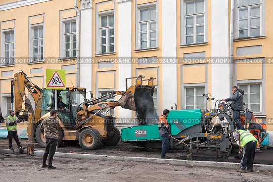 Укладка асфальта на улице Александра Солженицына в Москве (2016 год). Редакционное фото, фотограф Наталья Николаева / Фотобанк Лори