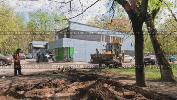 Укладка бордюрного камня трактором во дворах Москвы (2023 год). Редакционное видео, видеограф Галина / Фотобанк Лори