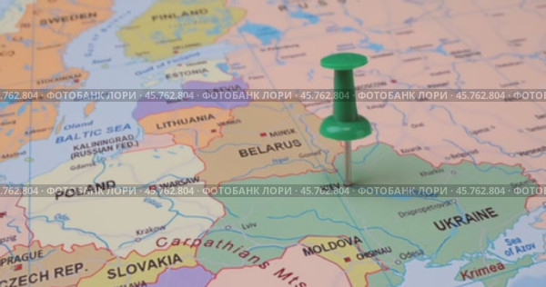 Ukraine - Travel concept with green pushpin on the world map. The location point on the map points to Kiev the capital of the Ukraine. (2022 год). Стоковое видео, видеограф Андрей Армягов / Фотобанк Лори